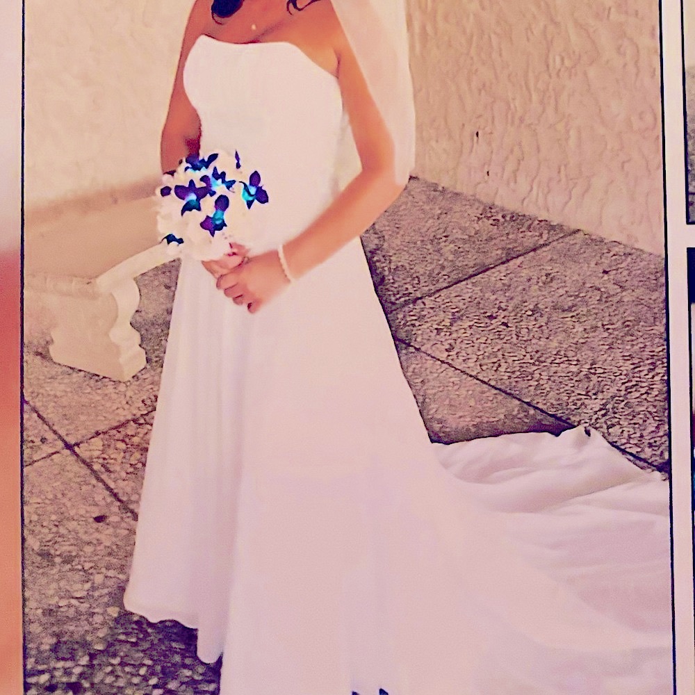 David’s Bridal Wedding Dress with Beautiful Train— Like New! SIZE 8